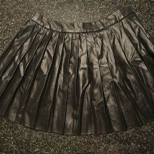 NWT KENDALL AND KYLE BLACK PLEATED SKATER SKIRT SIZE SML